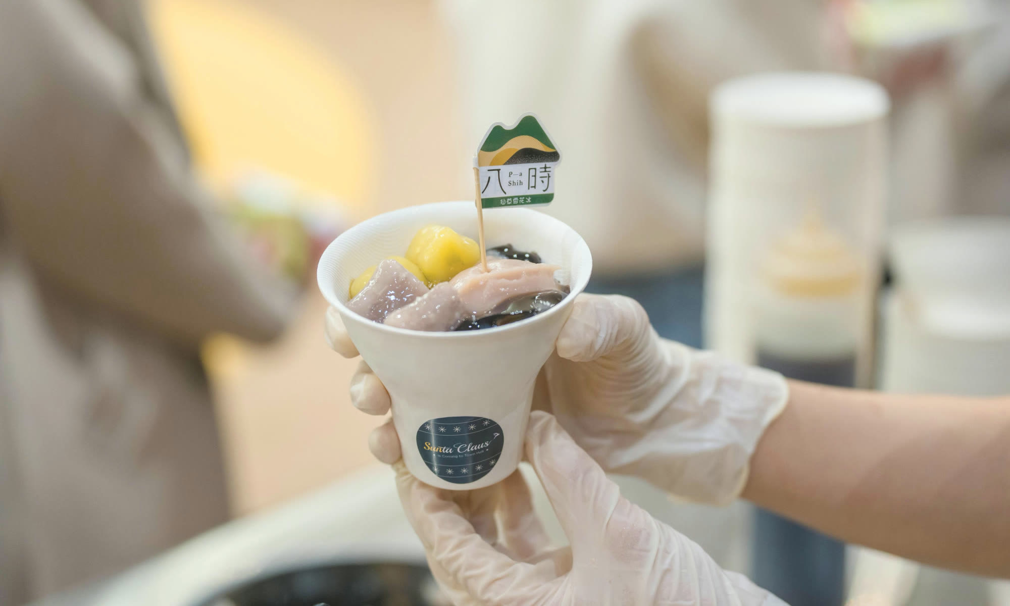 手拿甜品杯
